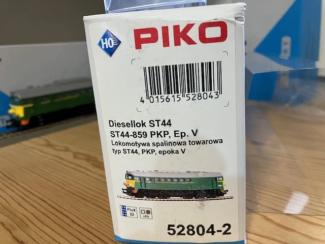 HO Piko, Sergej / Gagarin ST 44 - 859 PKP , ep. V , 52804-2 , kus č. 2 , mírně poškozená krabička - viz foto - takto to přišlo od dodavatele